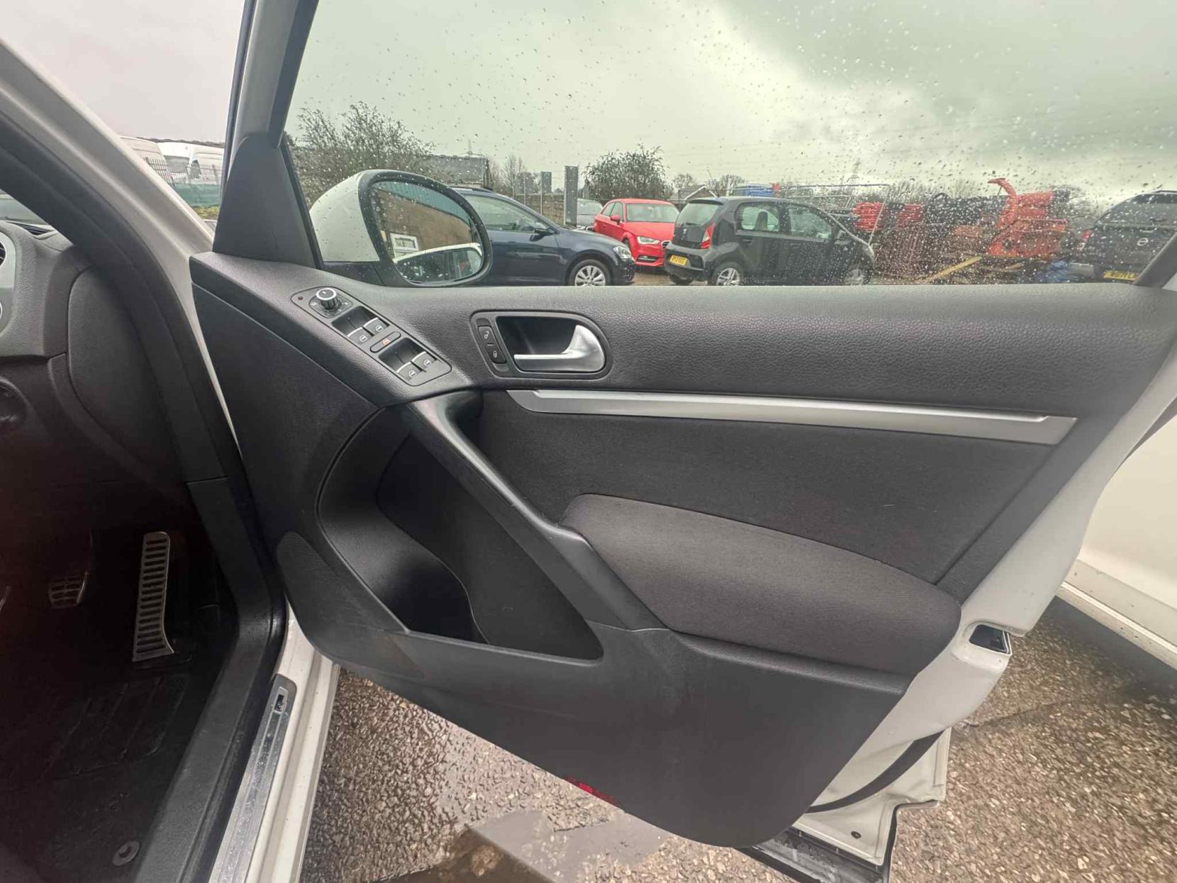 Volkswagen Tiguan 2.0 TDI BlueMotion Tech R-Line SUV 5dr Diesel Manual 4WD Euro 5 (s/s) (140 ps)