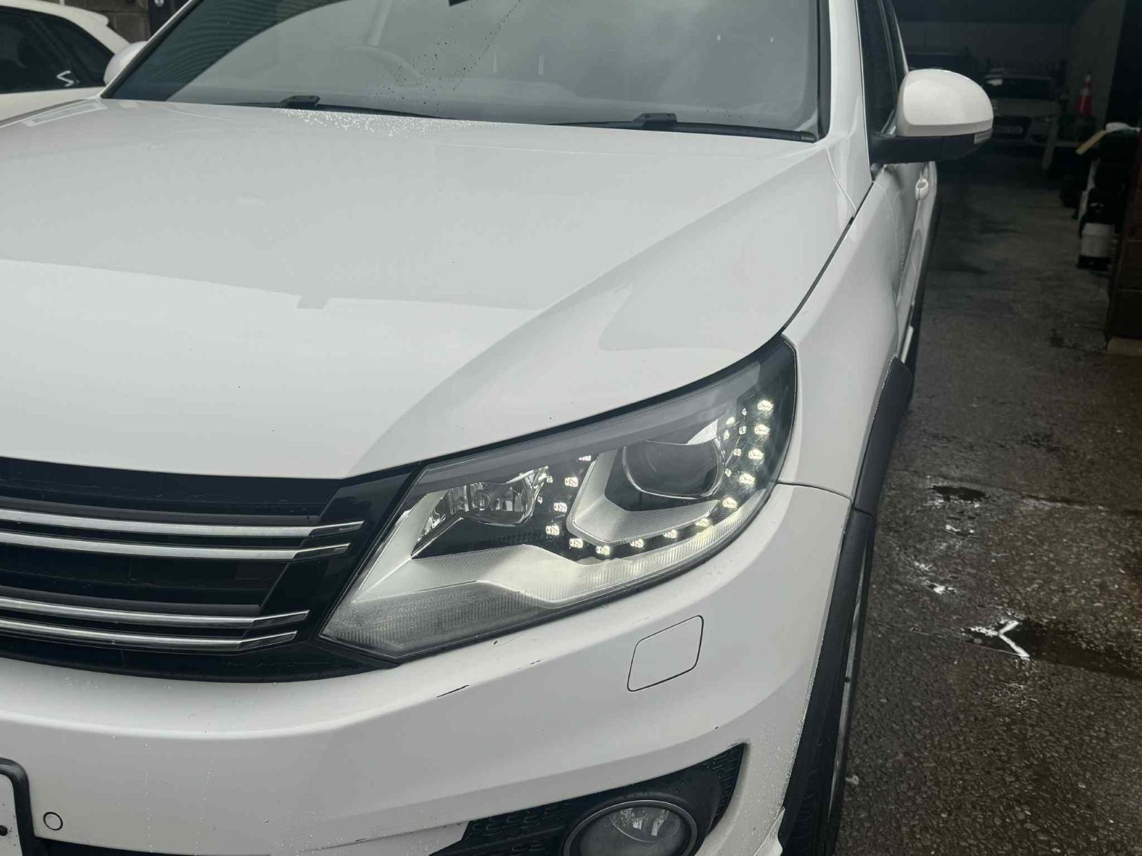 Volkswagen Tiguan 2.0 TDI BlueMotion Tech R-Line SUV 5dr Diesel Manual 4WD Euro 5 (s/s) (140 ps)