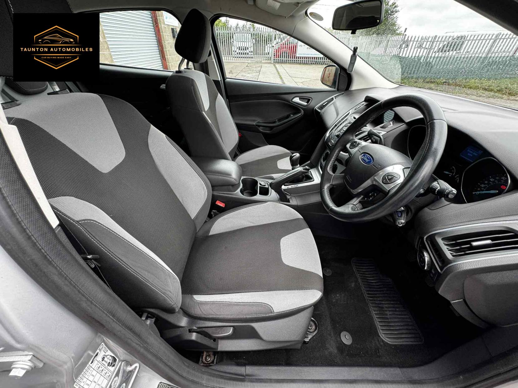 Ford Focus 1.6 Zetec Hatchback 5dr Petrol Manual Euro 5 (105 ps)