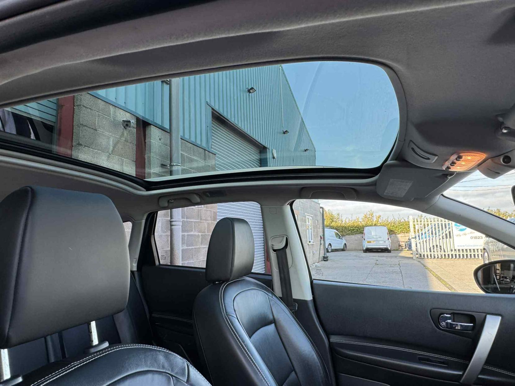 Nissan Qashqai 1.6 dCi Tekna SUV 5dr Diesel Manual 2WD Euro 5 (AVM) (130 ps)