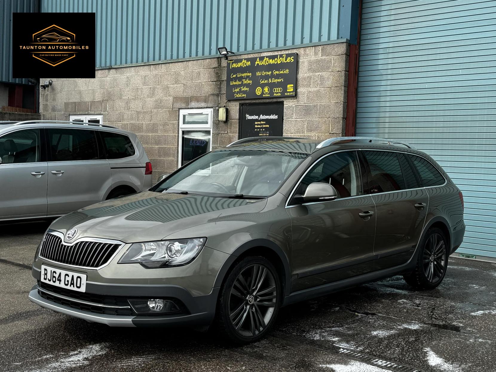 Skoda Superb 2.0 TDI Outdoor Plus Estate 5dr Diesel DSG 4WD Euro 5 (170 ps)