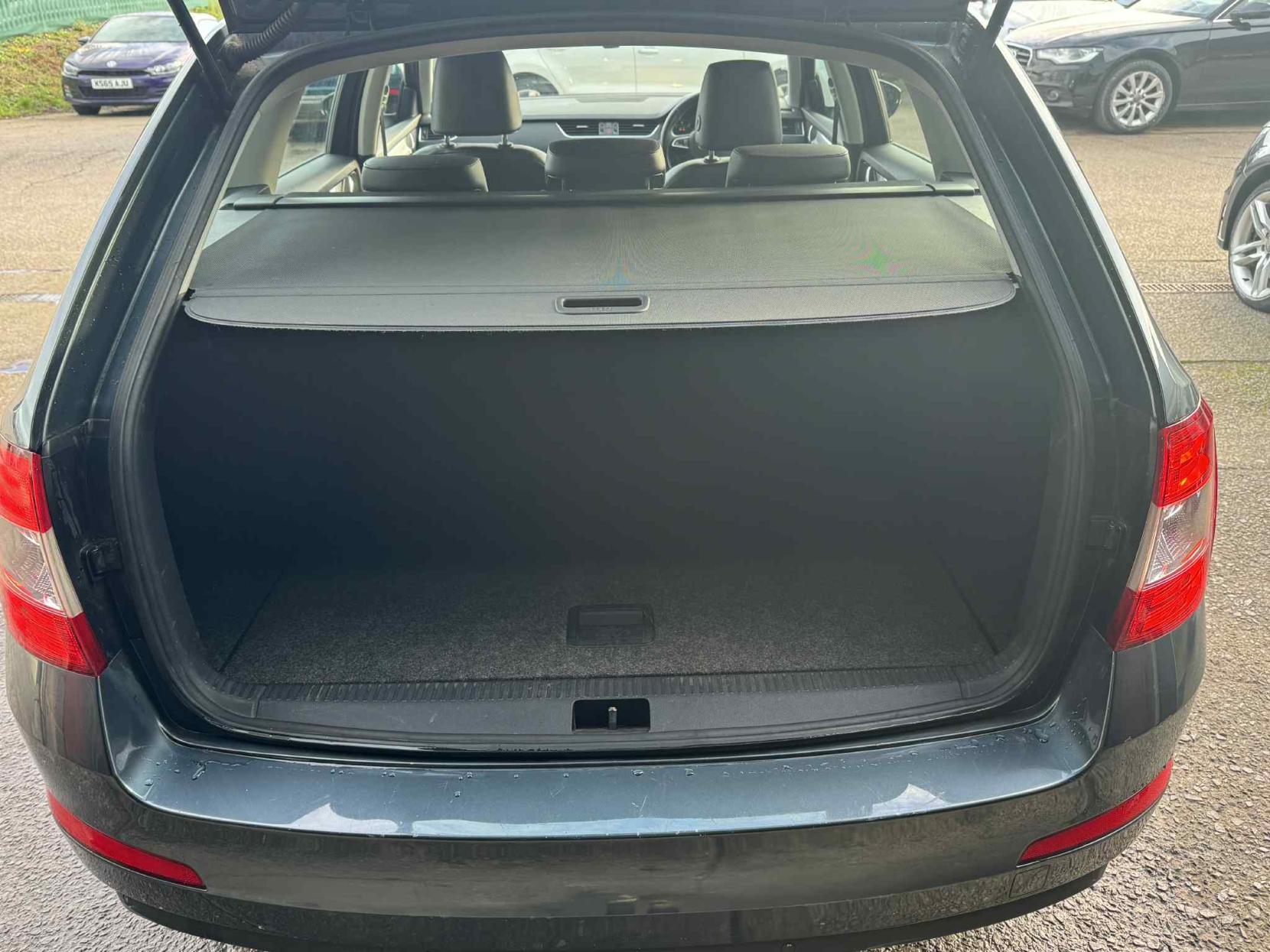 Skoda Octavia 1.4 TSI Elegance Estate 5dr Petrol DSG Euro 5 (s/s) (140 ps)