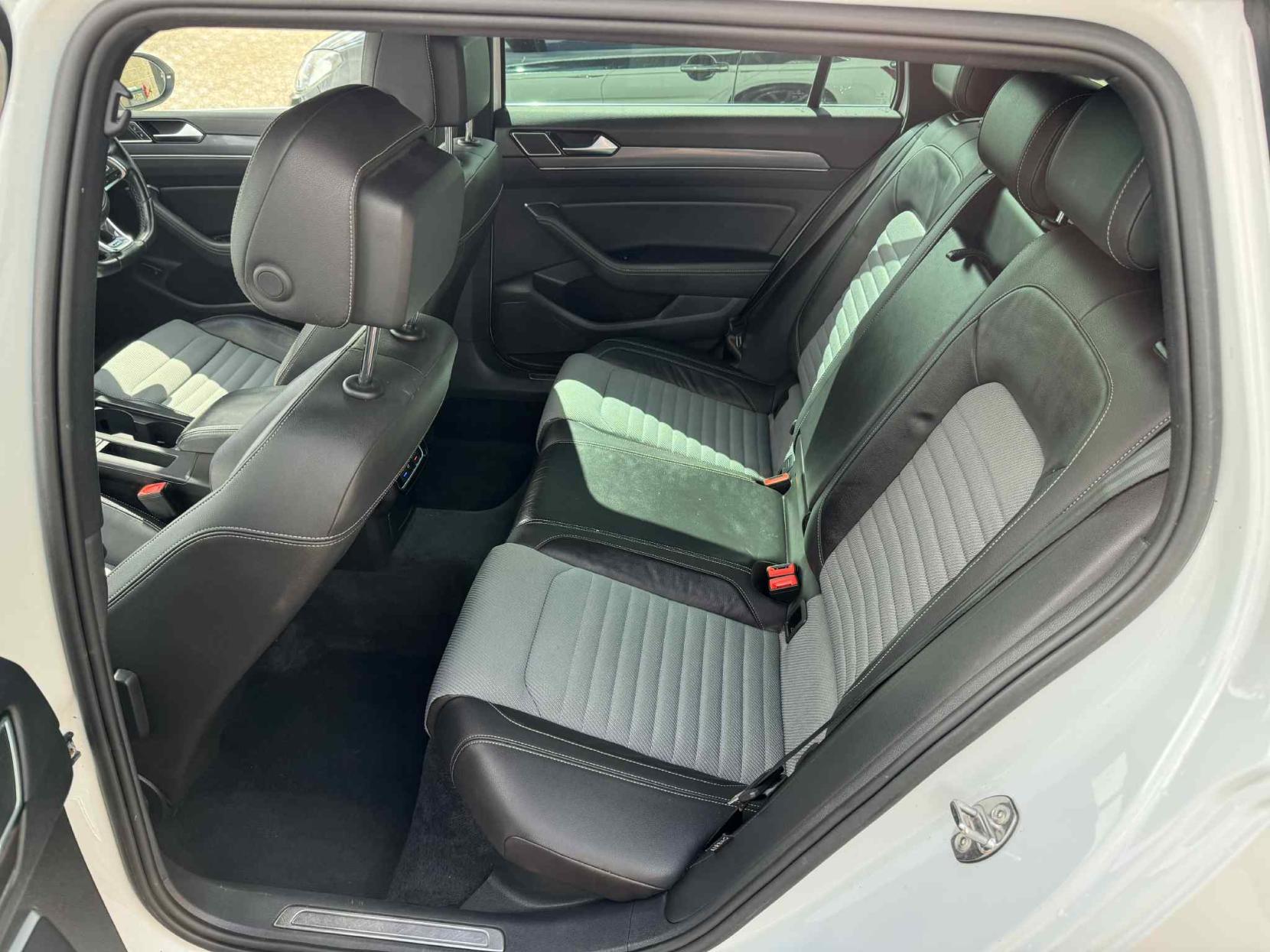 Volkswagen Passat 2.0 TDI BlueMotion Tech R-Line Estate 5dr Diesel Manual Euro 6 (s/s) (150 ps)
