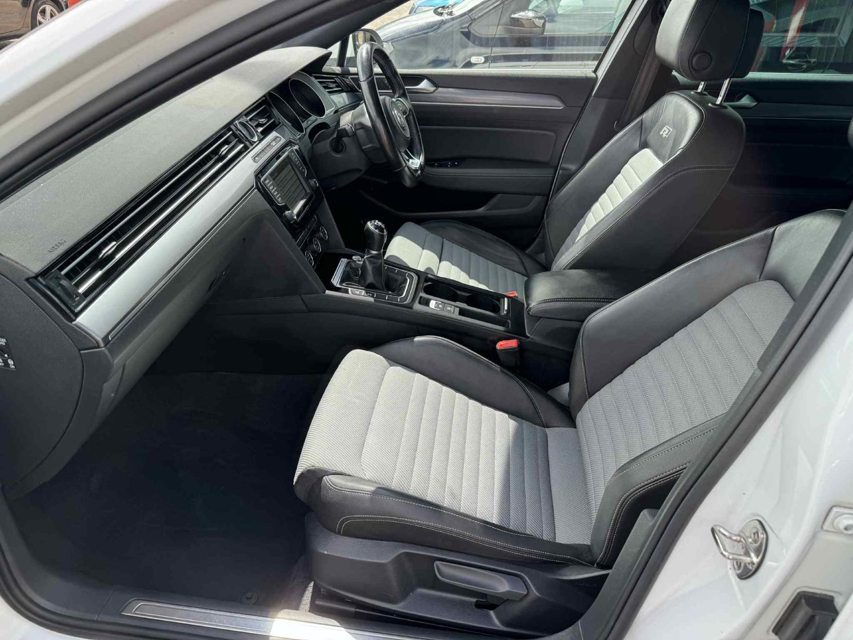 Volkswagen Passat 2.0 TDI BlueMotion Tech R-Line Estate 5dr Diesel Manual Euro 6 (s/s) (150 ps)