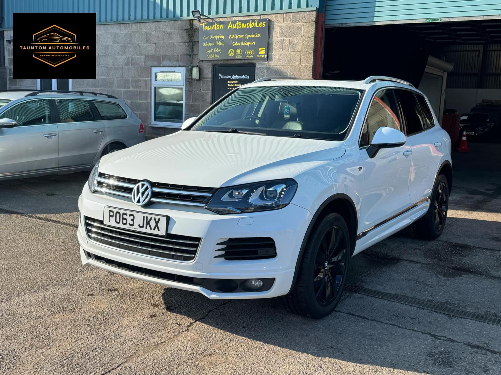 Volkswagen Touareg 3.0 TDI V6 BlueMotion Tech R-Line SUV 5dr Diesel Tiptronic 4WD Euro 5 (s/s) (245 ps)