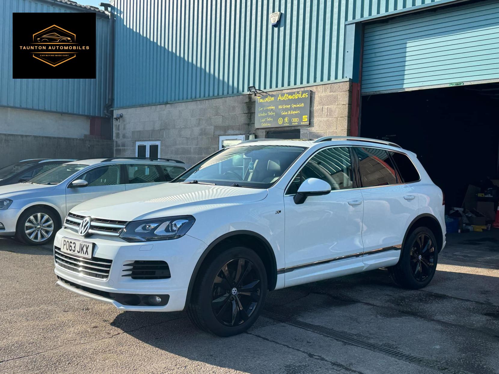 Volkswagen Touareg 3.0 TDI V6 BlueMotion Tech R-Line SUV 5dr Diesel Tiptronic 4WD Euro 5 (s/s) (245 ps)