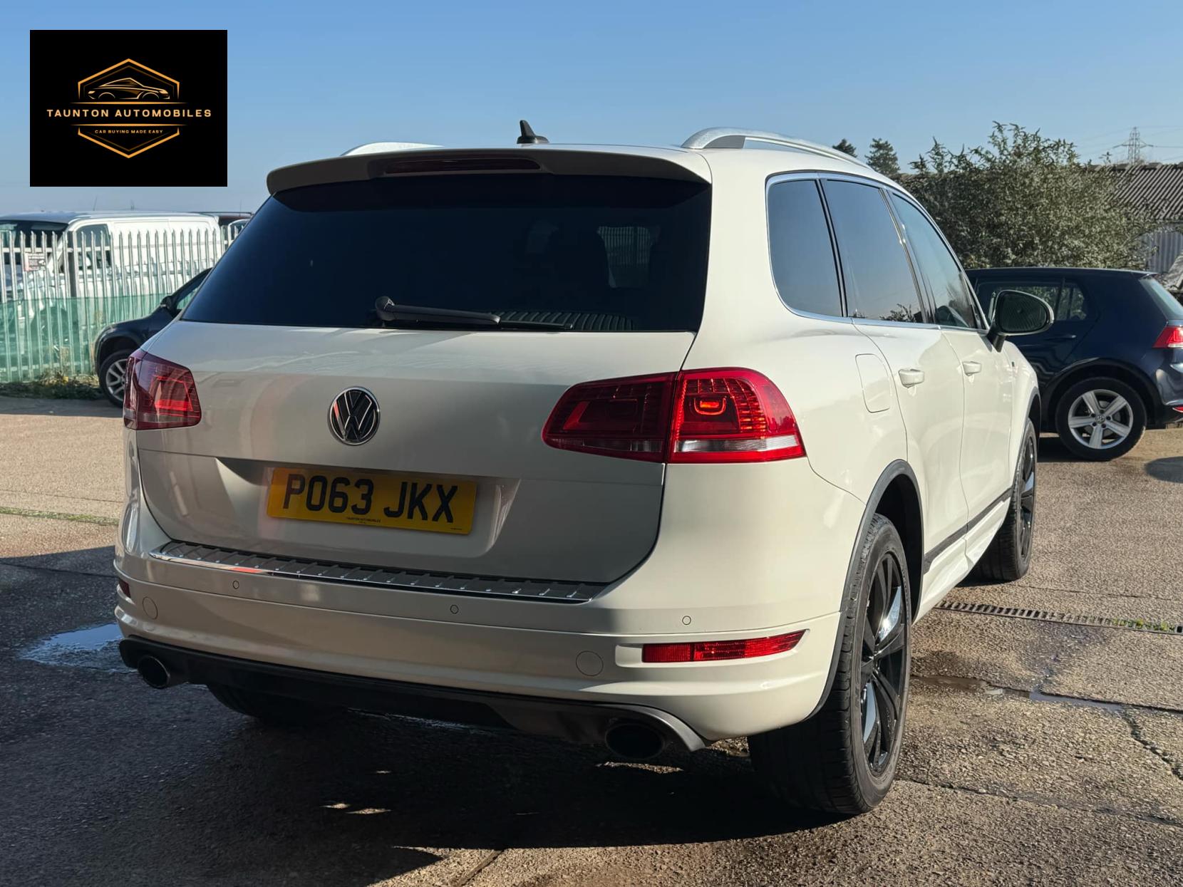 Volkswagen Touareg 3.0 TDI V6 BlueMotion Tech R-Line SUV 5dr Diesel Tiptronic 4WD Euro 5 (s/s) (245 ps)