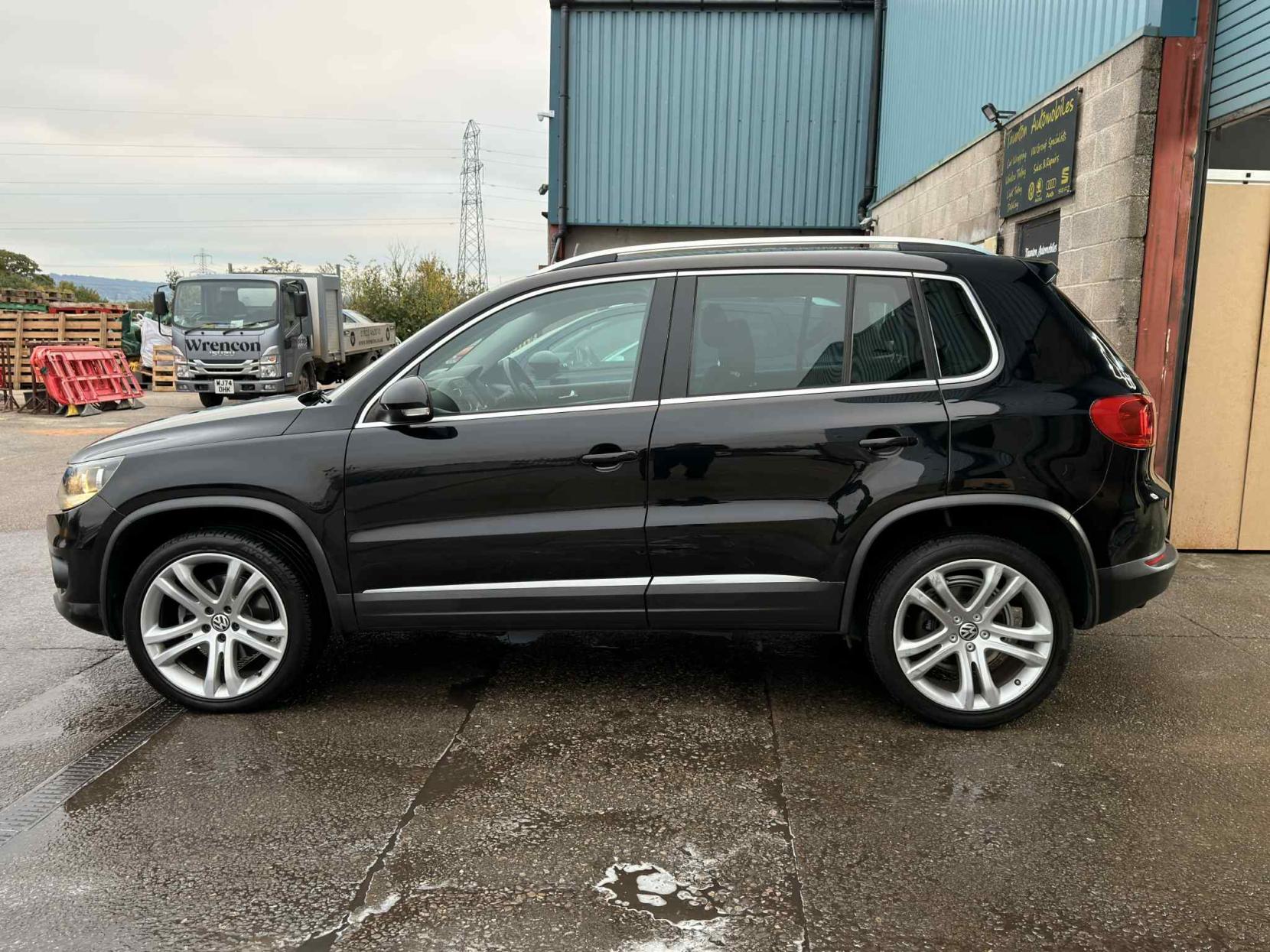 Volkswagen Tiguan 2.0 TDI BlueMotion Tech Sport SUV 5dr Diesel Manual 2WD Euro 5 (s/s) (140 ps)