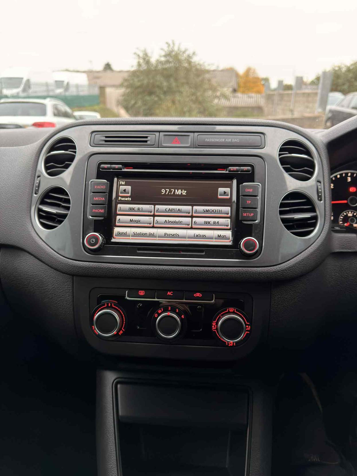 Volkswagen Tiguan 2.0 TDI BlueMotion Tech Sport SUV 5dr Diesel Manual 2WD Euro 5 (s/s) (140 ps)
