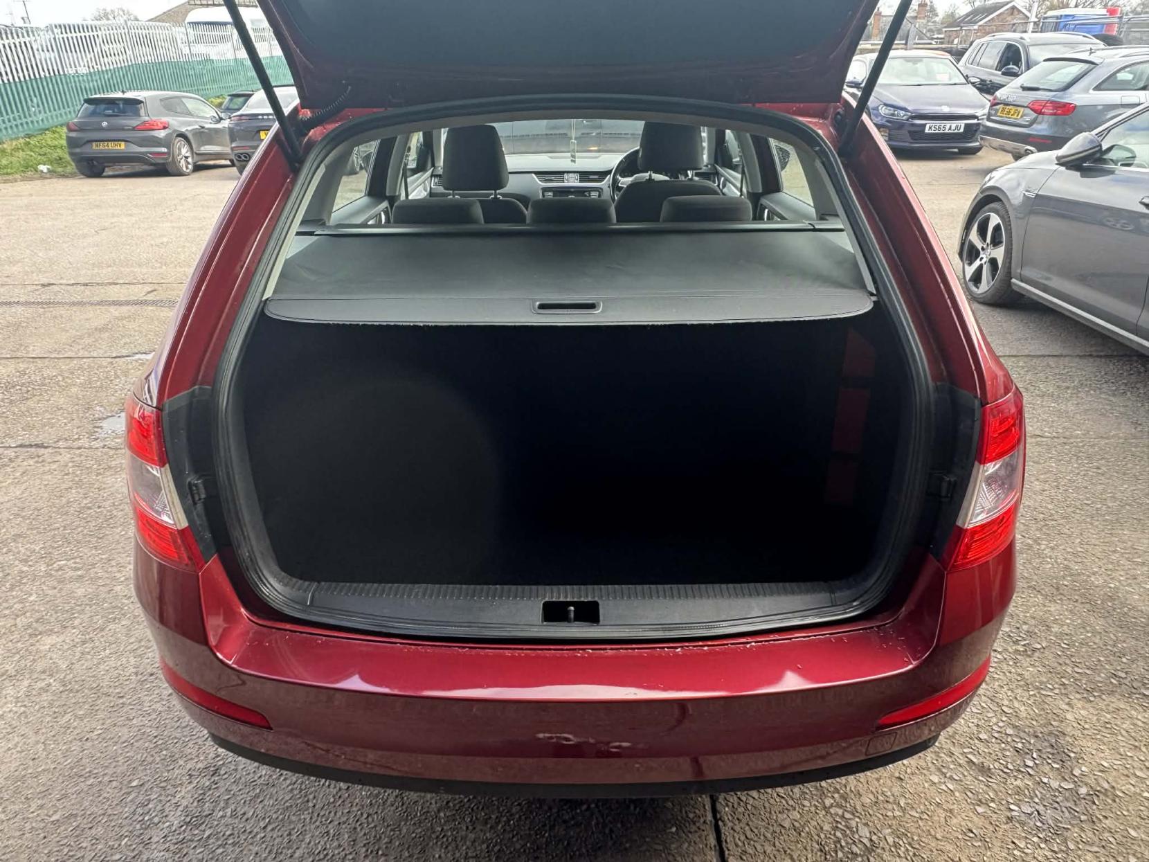 Skoda Octavia 2.0 TDI SE Estate 5dr Diesel Manual 4WD Euro 5 (s/s) (150 ps)