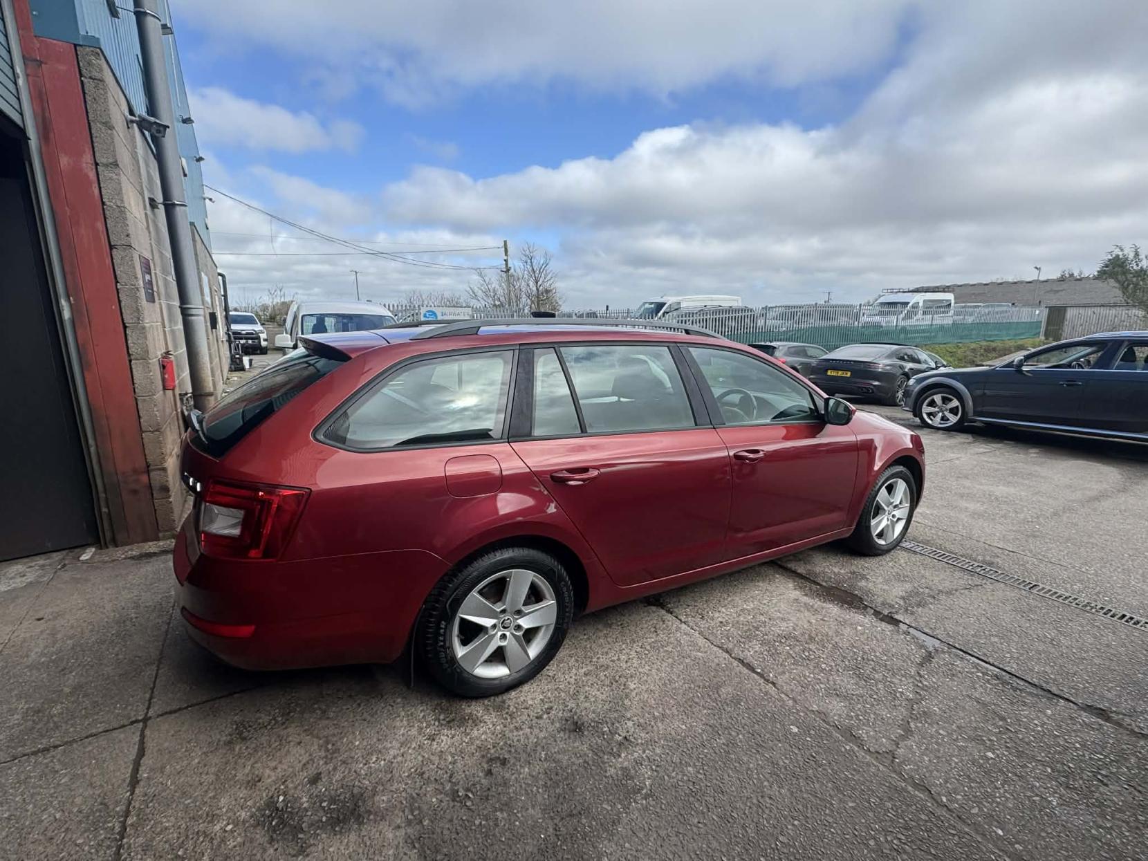 Skoda Octavia 2.0 TDI SE Estate 5dr Diesel Manual 4WD Euro 5 (s/s) (150 ps)